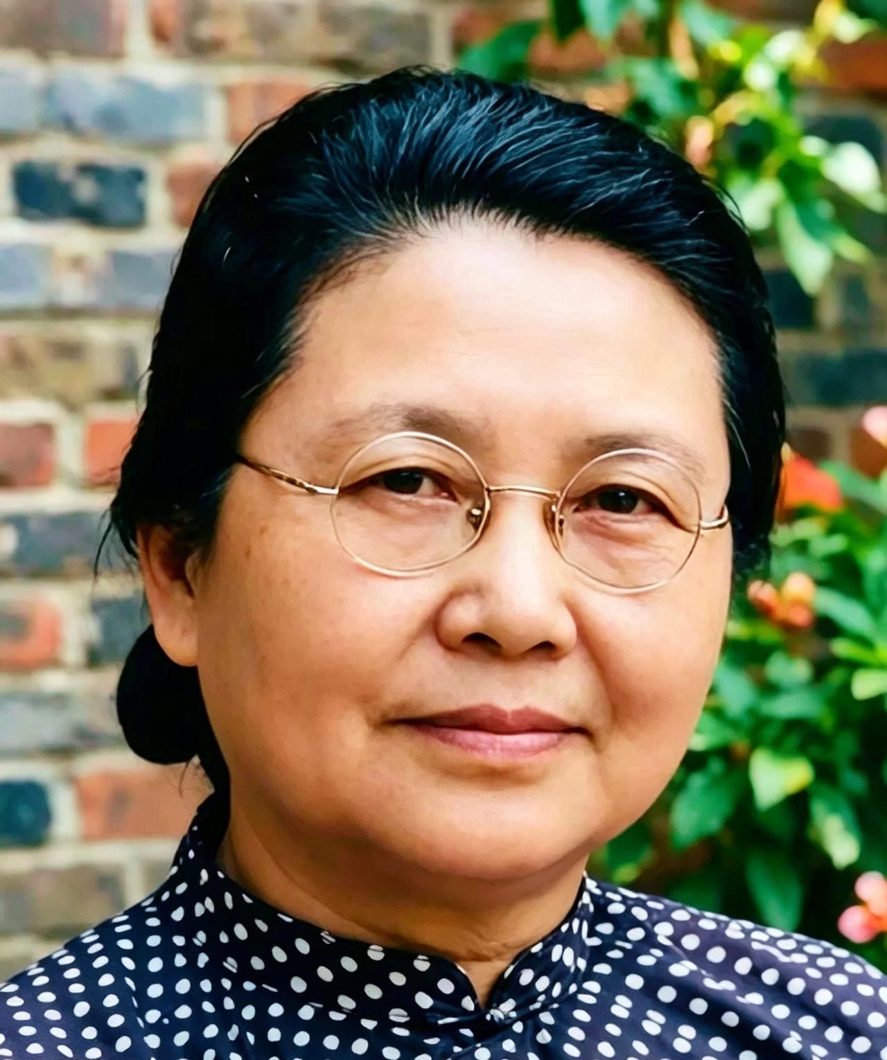 她是蒙古族女子，丈夫是民国上将，儿子是少将，她后来官至副国级。这位巾帼英雄是谁？