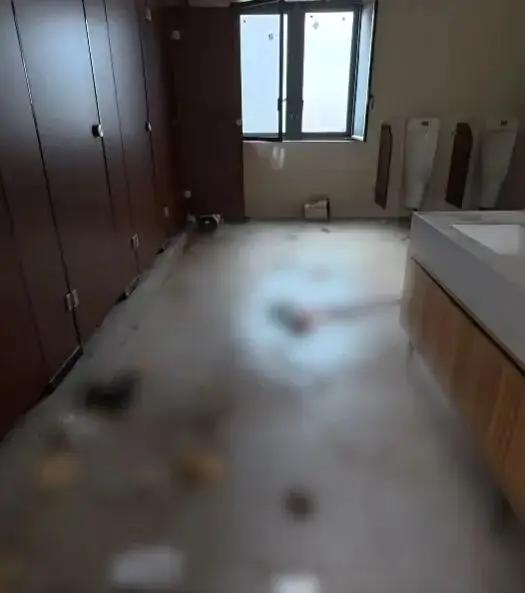 四川，一男子旅游，发现一公厕里，到处都是大小便，都没落脚的地方，可把他恶心坏了，