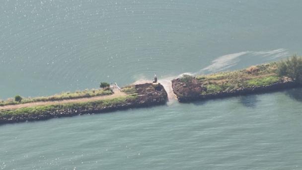 “柬埔寨军队的工兵使用炸药，开着挖掘机，摧毁了达克塔贡大坝。”泰国方面在2025