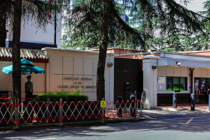 日本不法之徒强闯中国使馆，性质极其恶劣。这哪是什么个人行为，背后反映出日本部分群