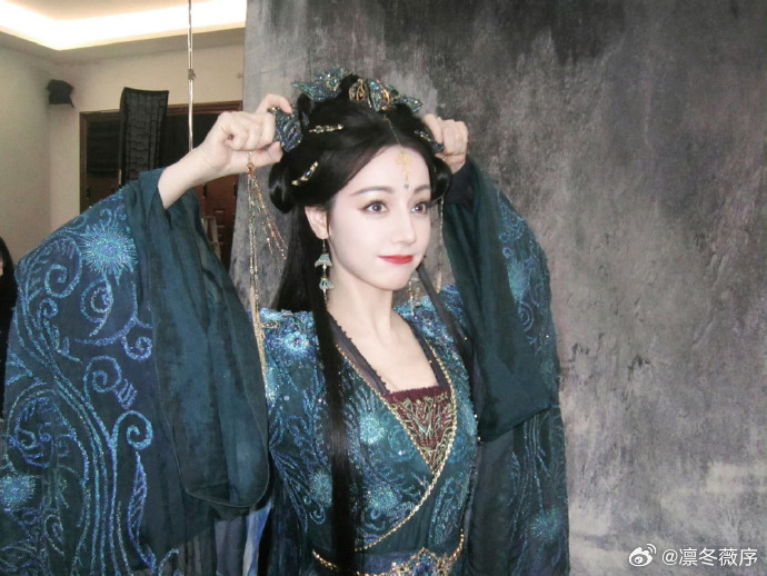 迪丽热巴蛊系美人迪丽热巴贺思慕蛊商极高谁懂啊！贺思慕让迪丽热巴的蛊系魅力发挥到极