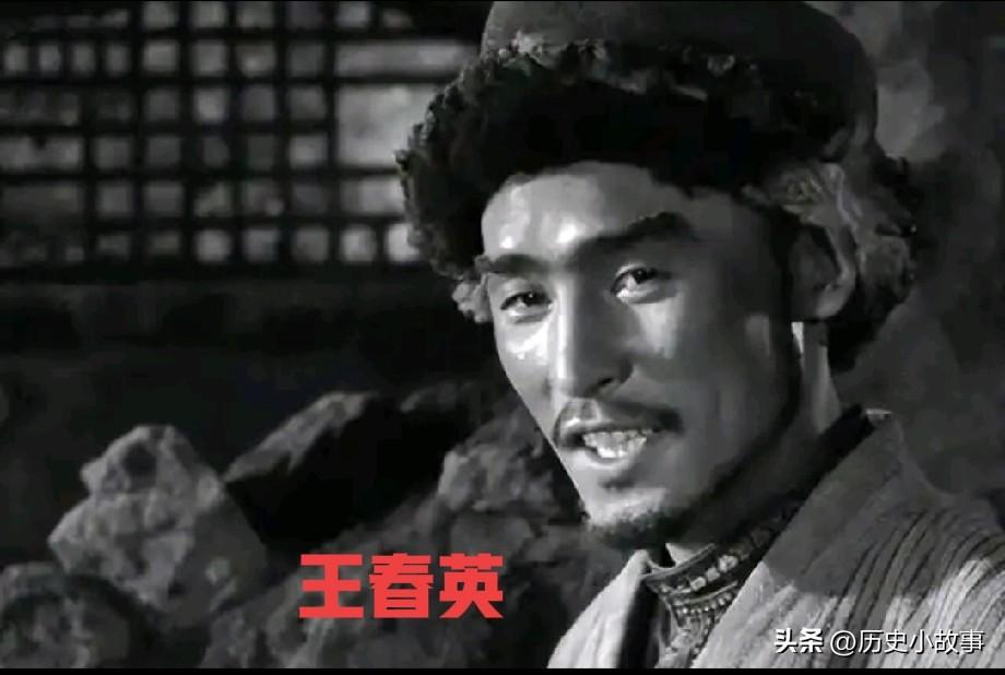 侦察员卡拉，栽在了卡车驾驶室。1973年，《艳阳天》剧组。41岁的王春英，在"大