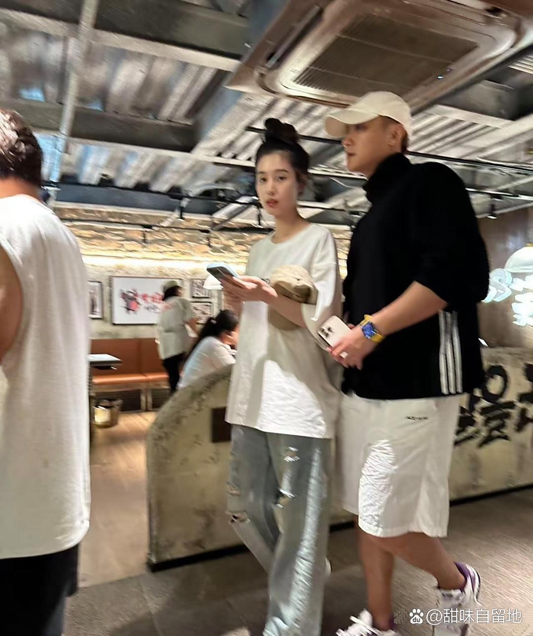 黄子韬跟老婆徐艺洋在北京下馆子，女方穿着打扮好少女心，两口子看着很登对 ​​​