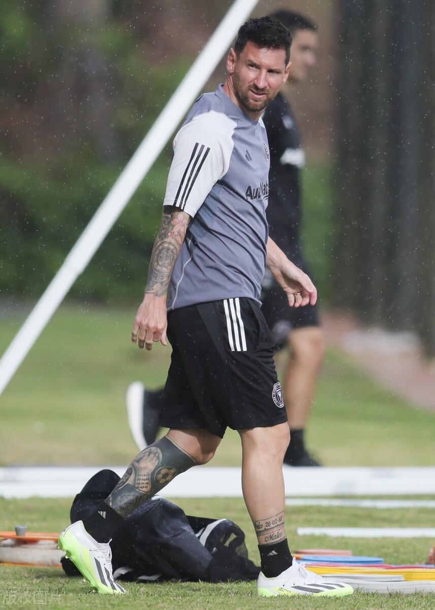 梅西从未打过如此低廉的仗吧？老板监工，还爱秀球技[捂脸]，幸好有布斯克茨和阿尔巴