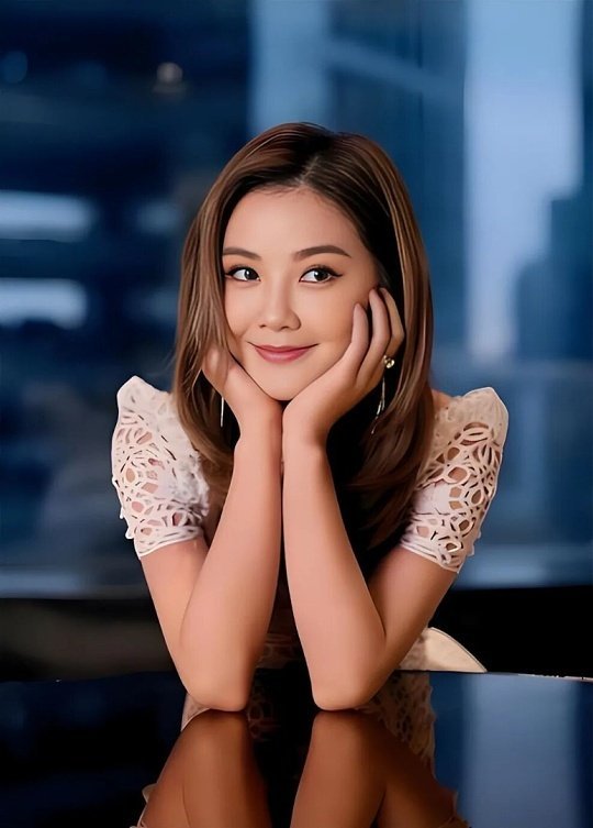 蔡卓妍剪发阿Sa换新短发造型，褪去长发温婉气质，尽显灵动元气，港风韵味十足，长短