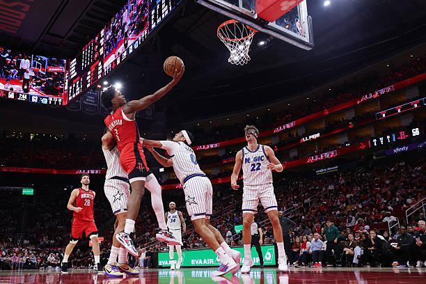 魔术对阿门-汤普森进行了有效地限制，导致了他在进攻端没有办法将自己的空切能力和篮