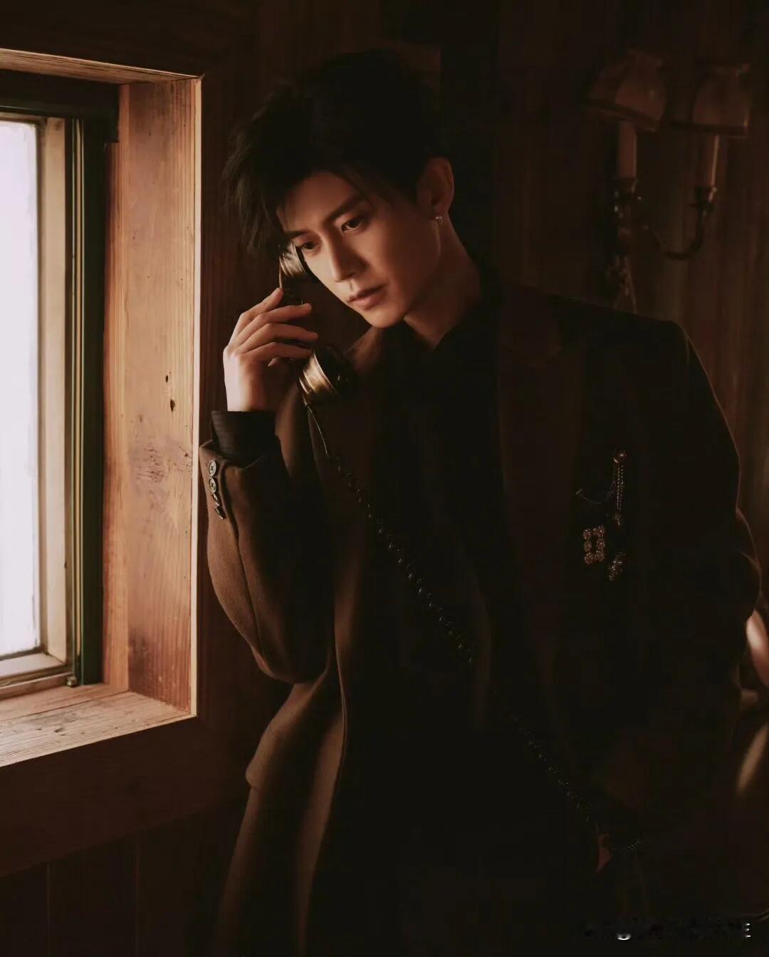 哇！任嘉伦这个装扮也太帅了！完全看不出是古装还是现代剧，反正就是超级吸引人！ [