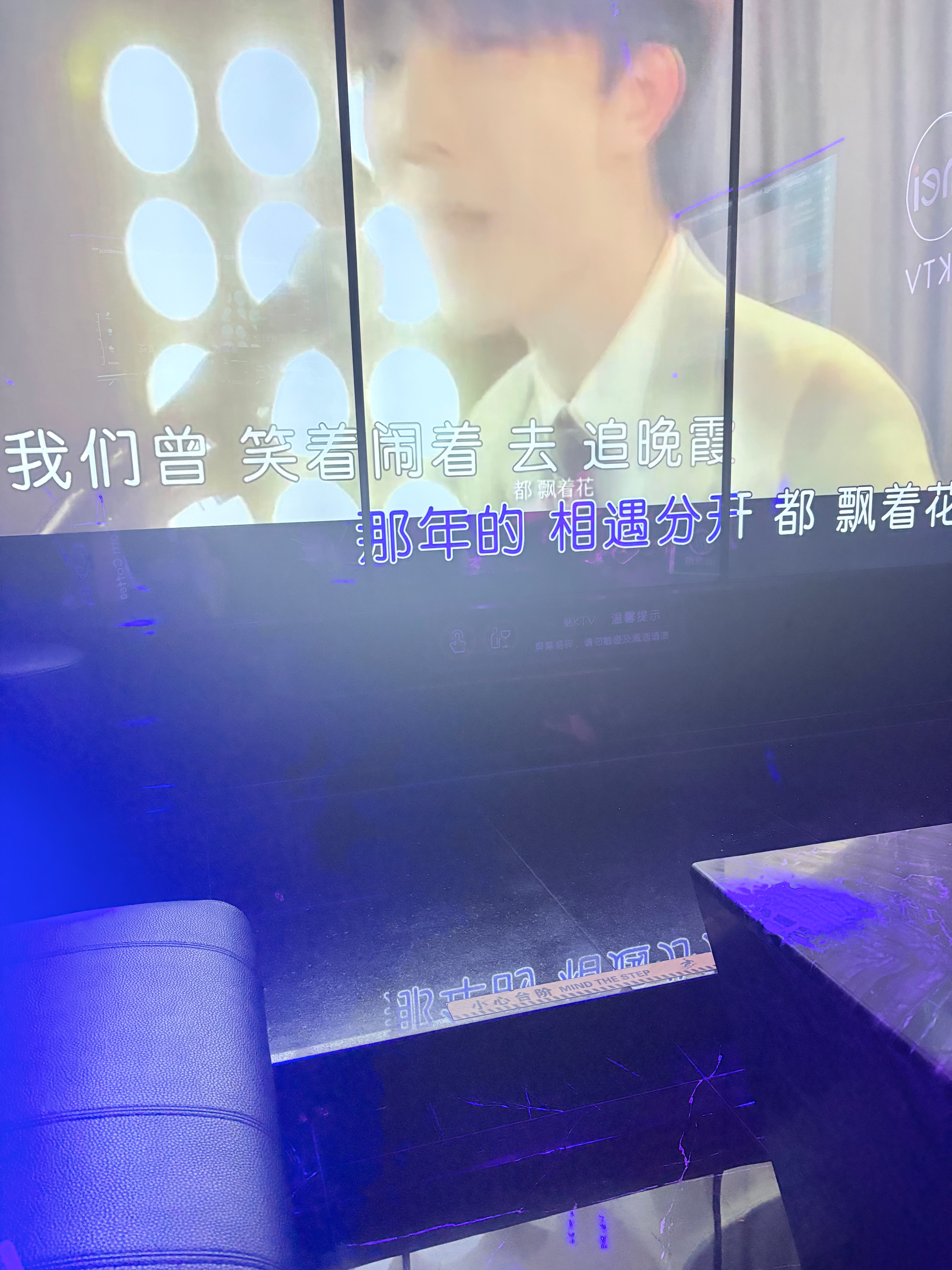 所以这首歌到底是什么我到现在都会唱也不知道这是啥。 