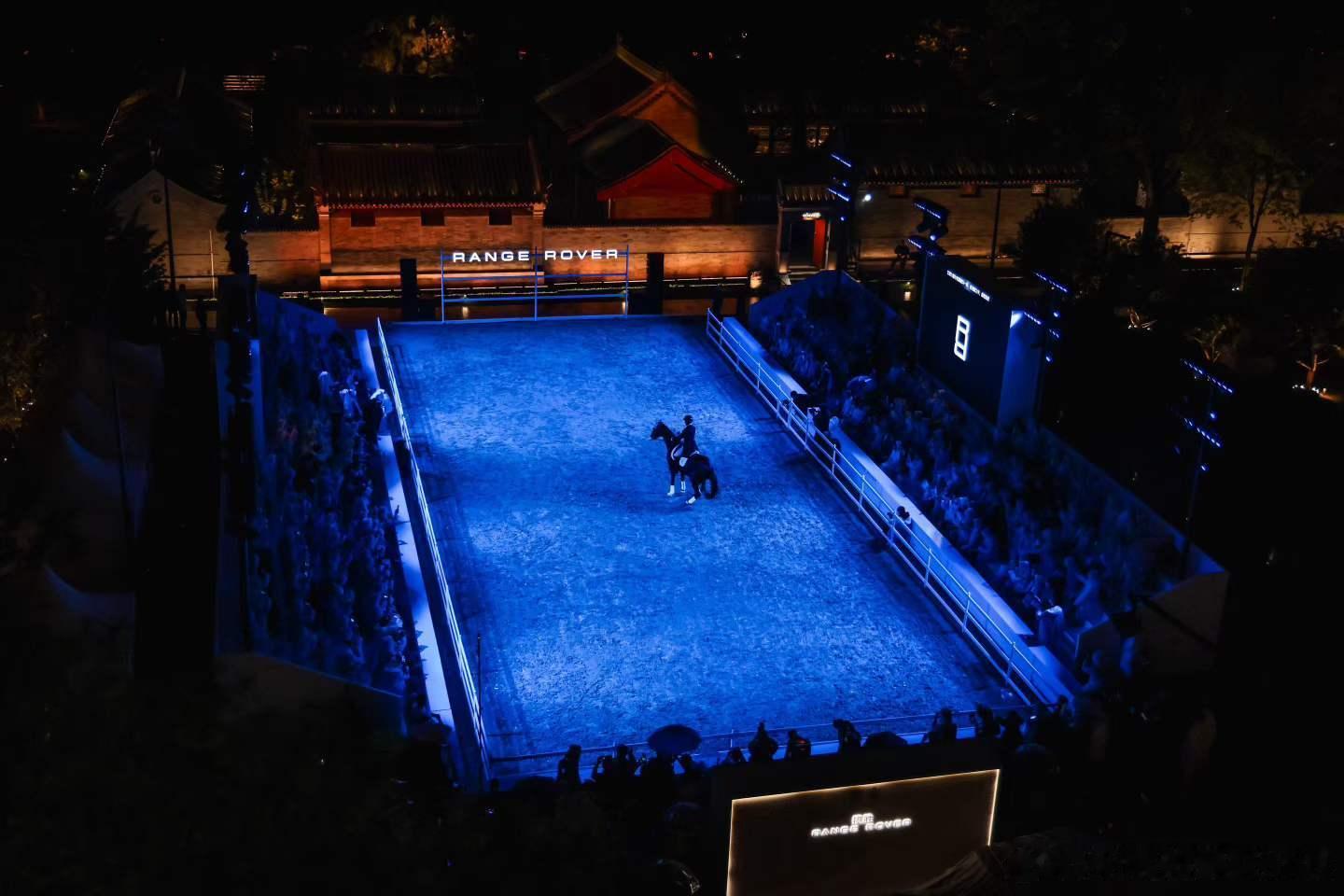 一阵雨 一场秀 路虎揽胜一匹马 一部车无限热爱c玩车