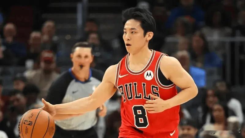1米7的日本后卫，25岁，在NBA打了两年，一共拿了不到60分。然后呢？公牛连资