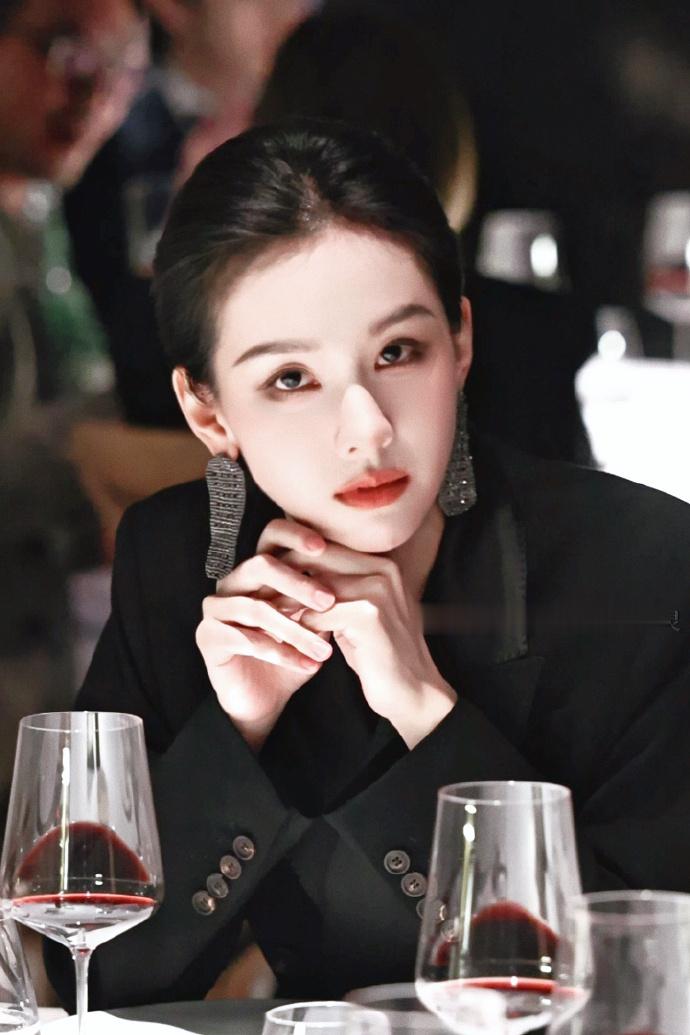 陈都灵[超话] 女王托腮[拜托] ​​​