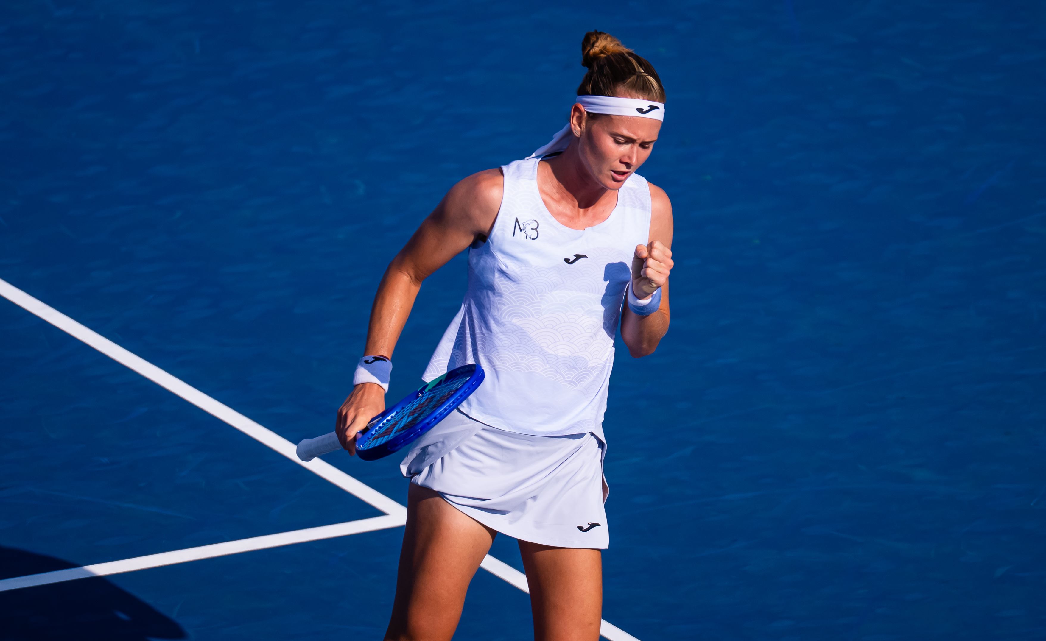 WTA1000蒙特利尔站第二轮，上周在布拉格捧杯的布兹科娃以6-2 7-6(4)
