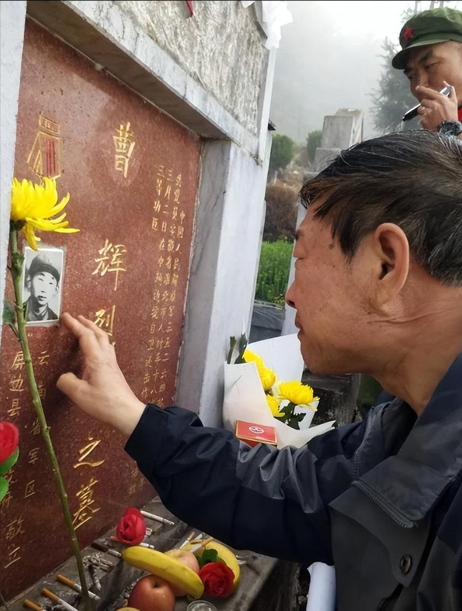 [微风]2019年，离休后的149师副师长曹从连子在云南屏边烈士陵园抚摸儿子曹辉