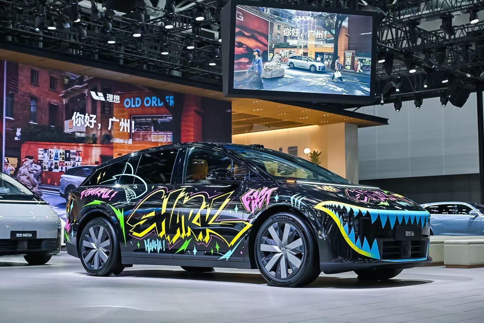 赶飞机回京ing，地铁里给大家发几张广州车展的cool图