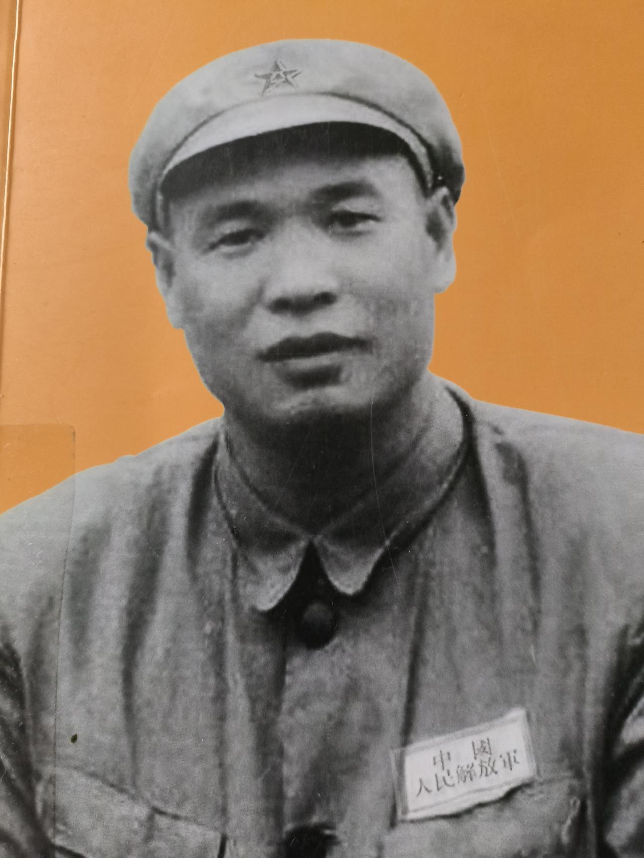 开国少将范明回忆  枣园汇报 三

接上文

跟着主席问我：“在大学念哪个系？”