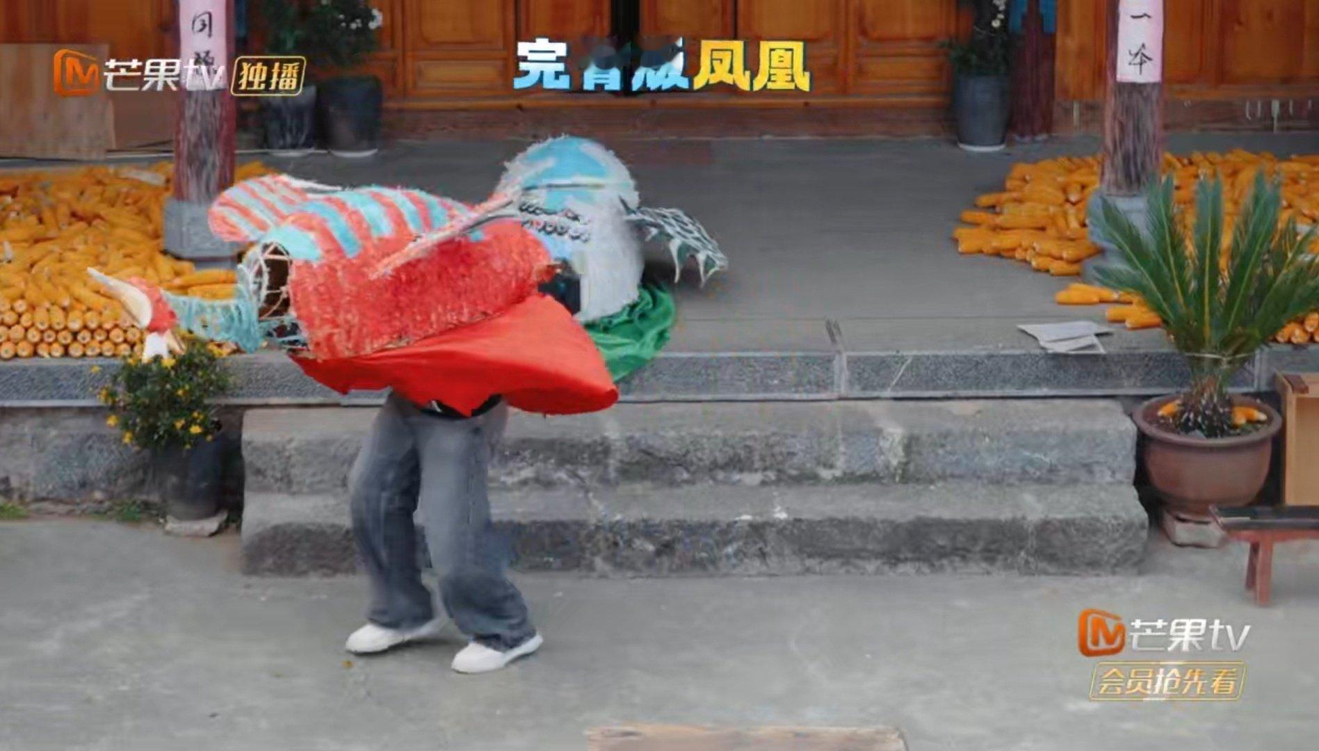 张远张远铁颈铮铮的腿长凤凰一枚看到张远缩在凤凰道具里，我直接笑到打鸣！这长腿神兽