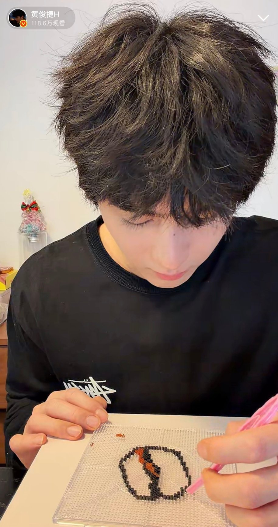 AI教黄俊捷做拼豆哈哈哈，我们小黄有在很认真的学拼豆