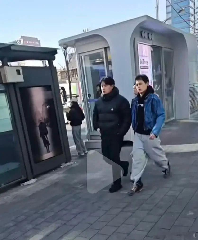 就在刚刚赵雨凡在街上被偶遇了 气色看起来如何？赵雨凡 金佳蓝