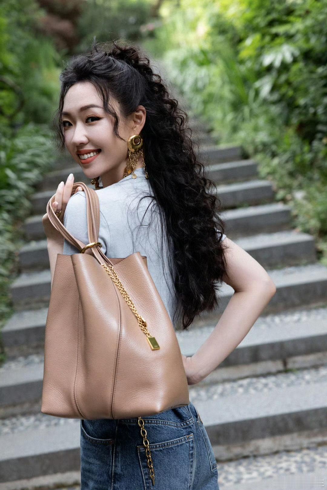 管乐和前任分手还拍纪念照 管乐分手拍纪念照，看得出来她很豁达，把过去留在照片里，