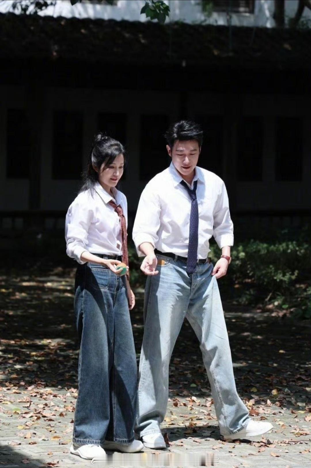 顶流官宣恋爱28年没be陆毅和鲍蕾从校园到婚纱，爱情长跑28年目前仍然甜蜜如初。