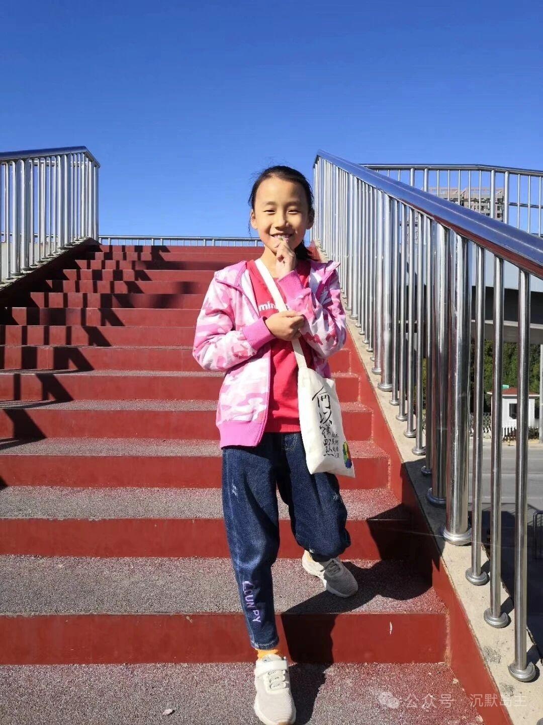连续夸女儿10天，第3天，15岁女孩勇闯北京……

我知道，
有人从小就自己坐地