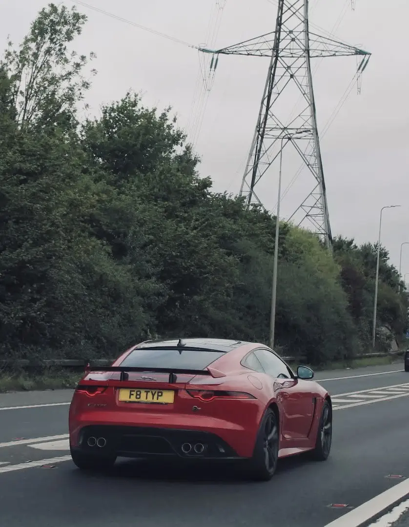 高速路上的捷豹Ftype SVR5.0。