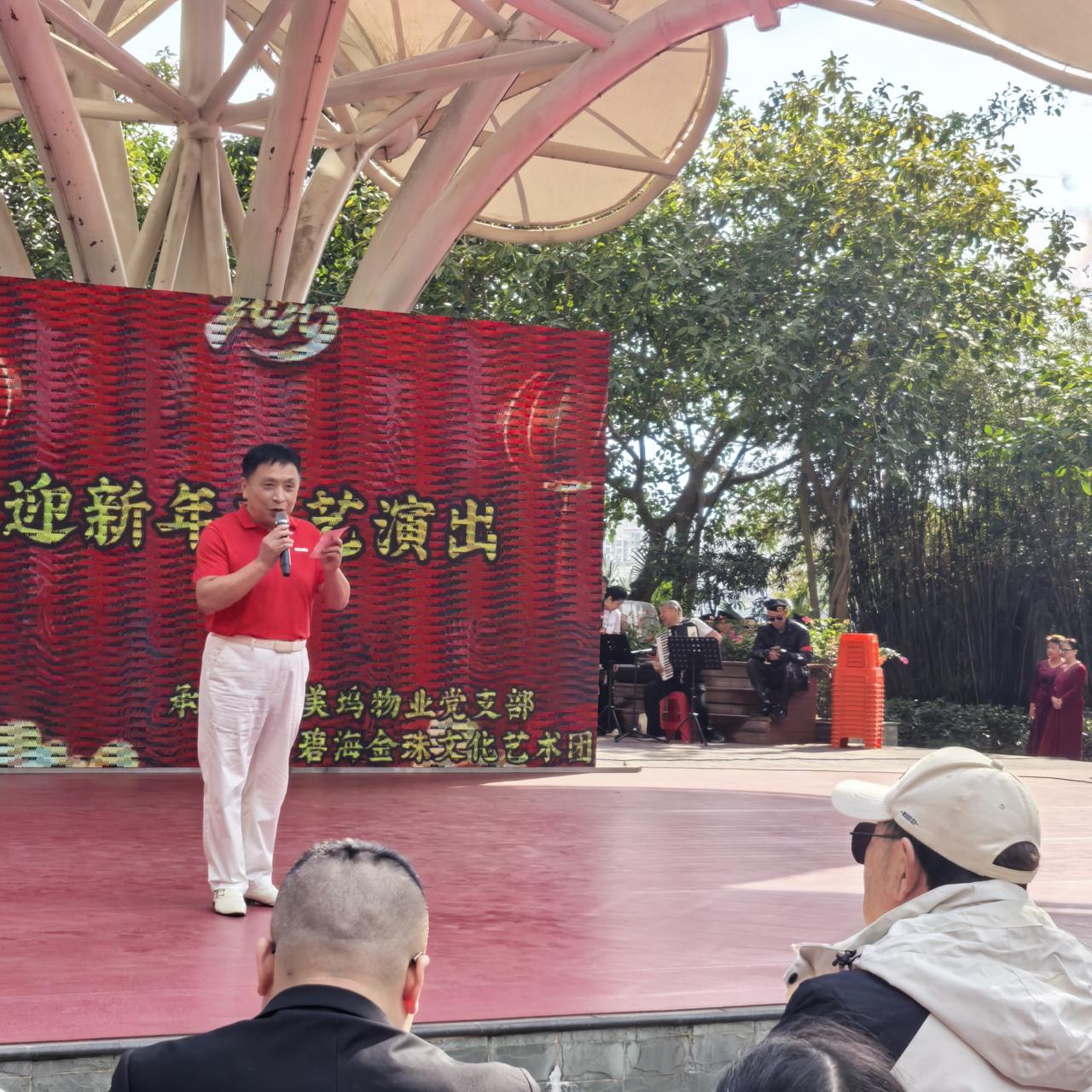 海南这个候鸟小区太暖了！老人们自办春晚，把异乡过成了真正的家

椰风拂面，年味正