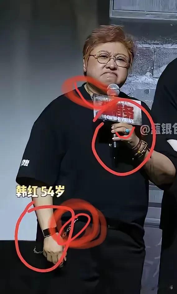 就凭她出一次门时的行头价值来看，我绝对不相信她能真心做慈善。
大家算过没有，她出