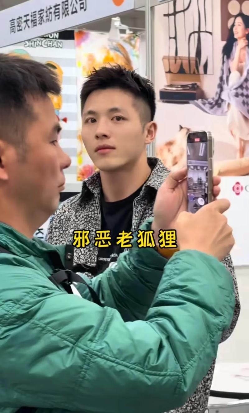 5月13日，洁丽雅40周年庆典在杭州举办。二叔石晶与“毛巾少爷”石展承同框亮相，