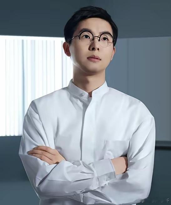 看到宇树科技今天正式上市后。我好奇查了一下王兴兴的发家史。不查不知道，一查真意外