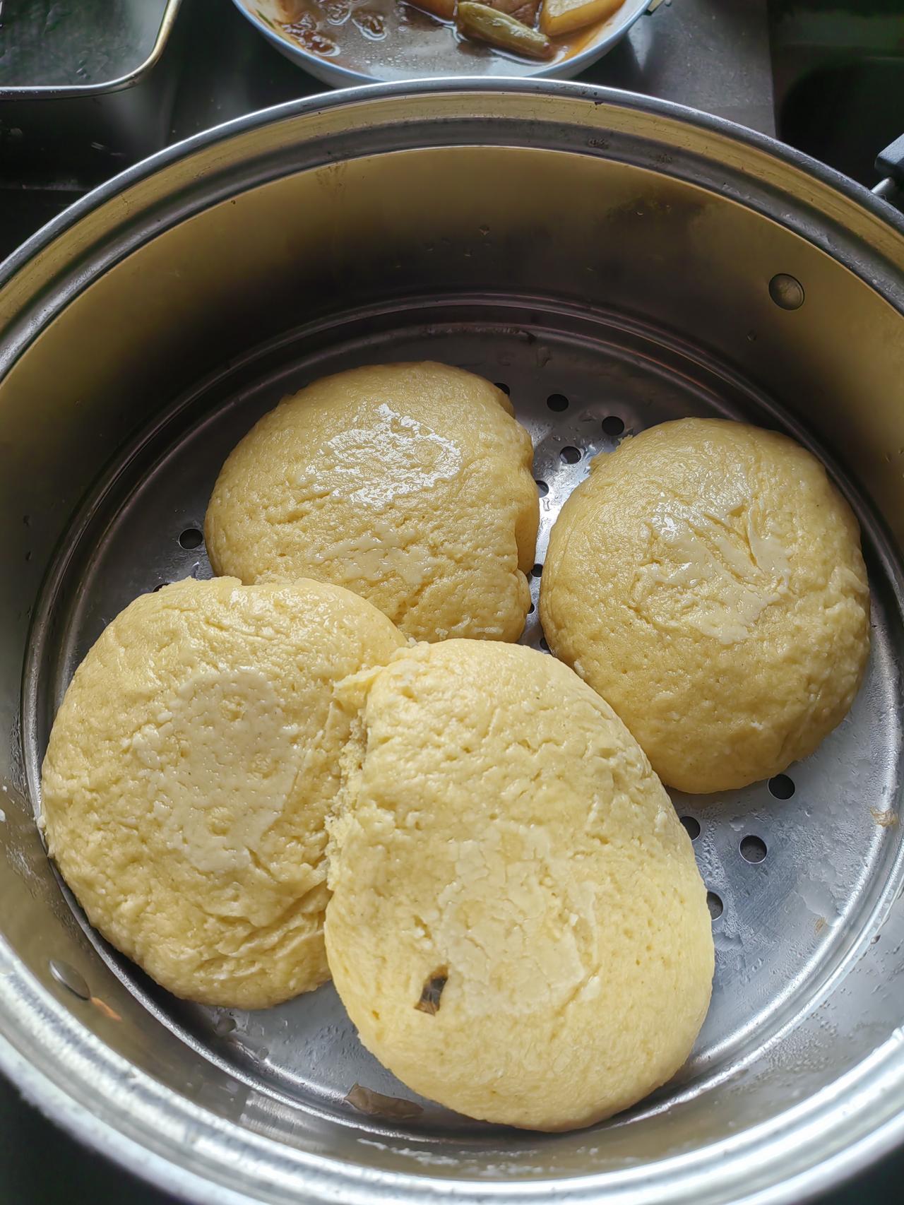 做的玉米发面玉米饼子，玉米面掺白面，挺成功的。就是美中不足的，放了两袋发酵粉，有