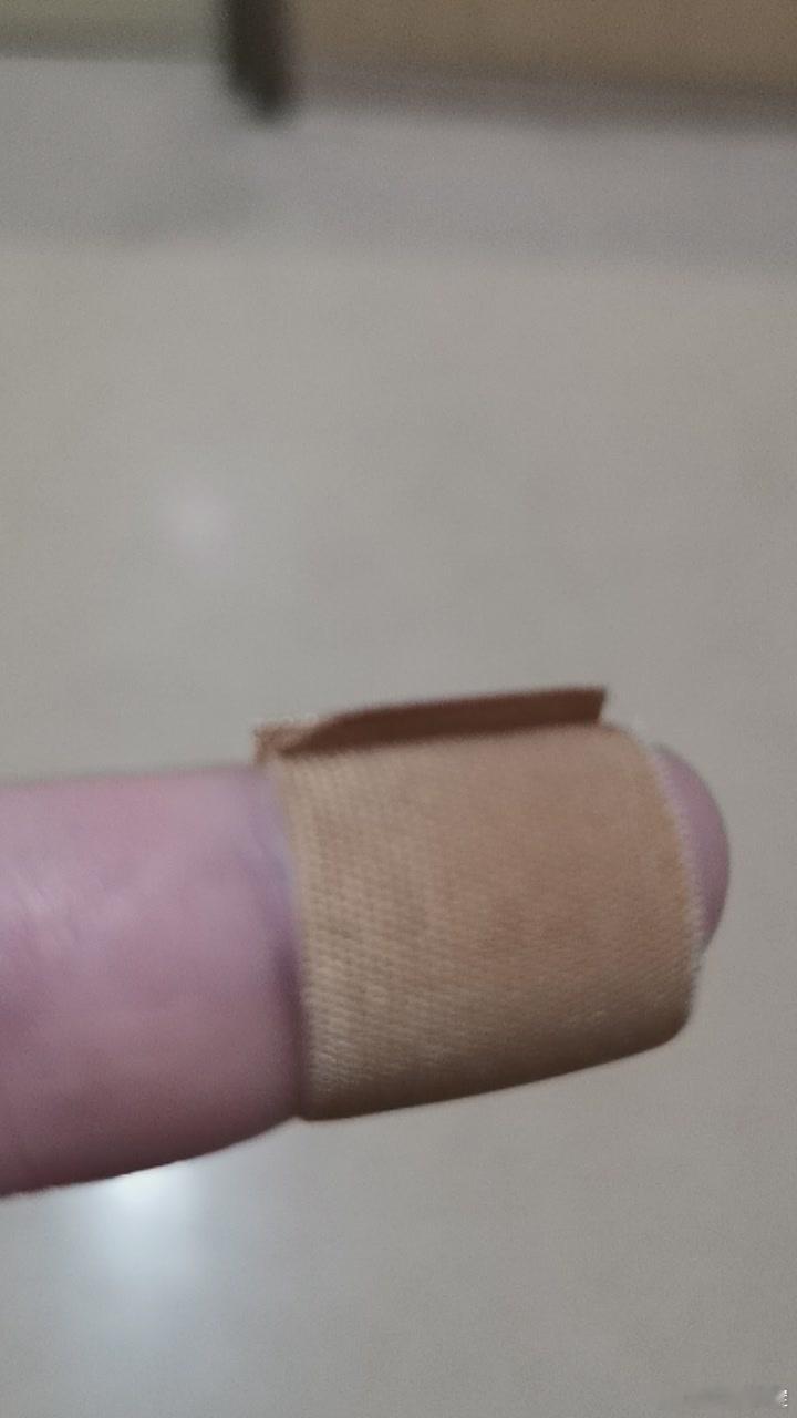 订书机没想过会在外卖行业发光发热猜猜为啥我今天手指头用OK绷贴起来了就是拆外卖的