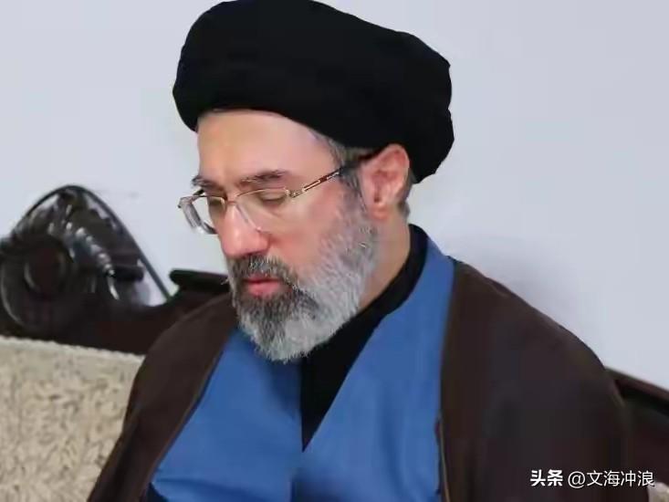 他将出任下一任伊朗最高领袖！
他是谁？
他是已故伊朗最高领袖哈梅内伊之子穆杰塔巴