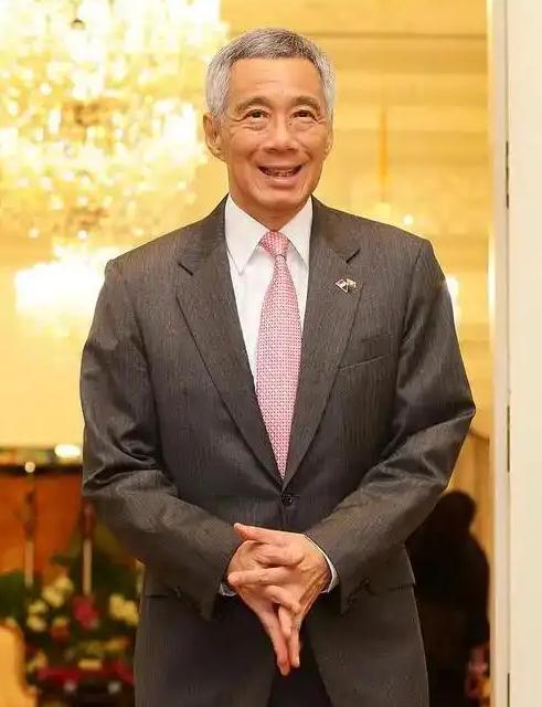 新加坡前总理李显龙在一次演讲里，讲了个挺有意思的段子。他说：“总有人问我，咱跟中