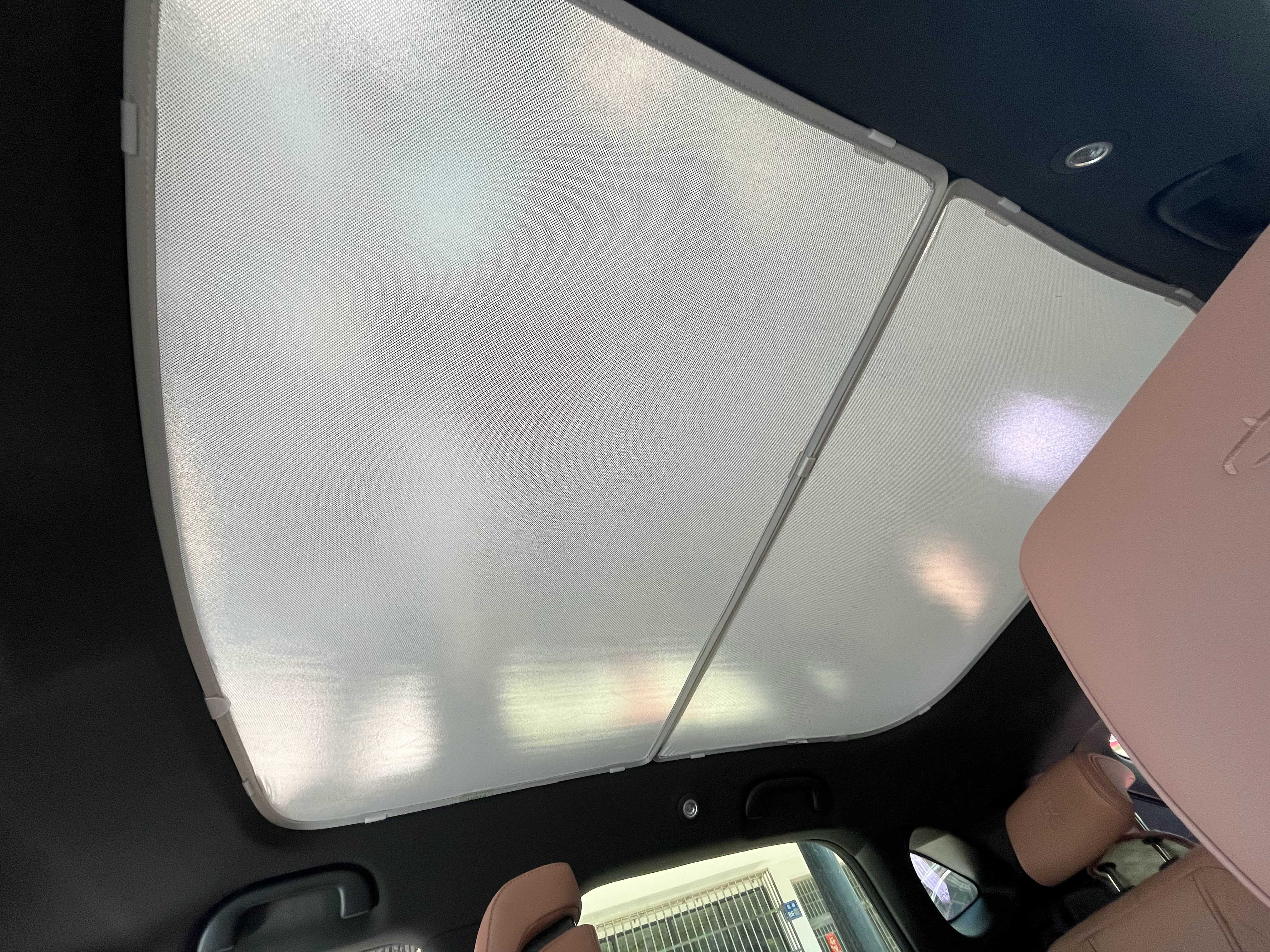 斥资把天幕给盖上了，丑是丑了点，但车内温度确实降低了不少，38度左右的气温在室外
