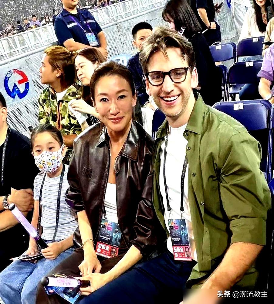 谢婷婷空降谢霆锋演唱会，没包厢没VIP，直接扎进人堆里，谁能想到。
一身运动服