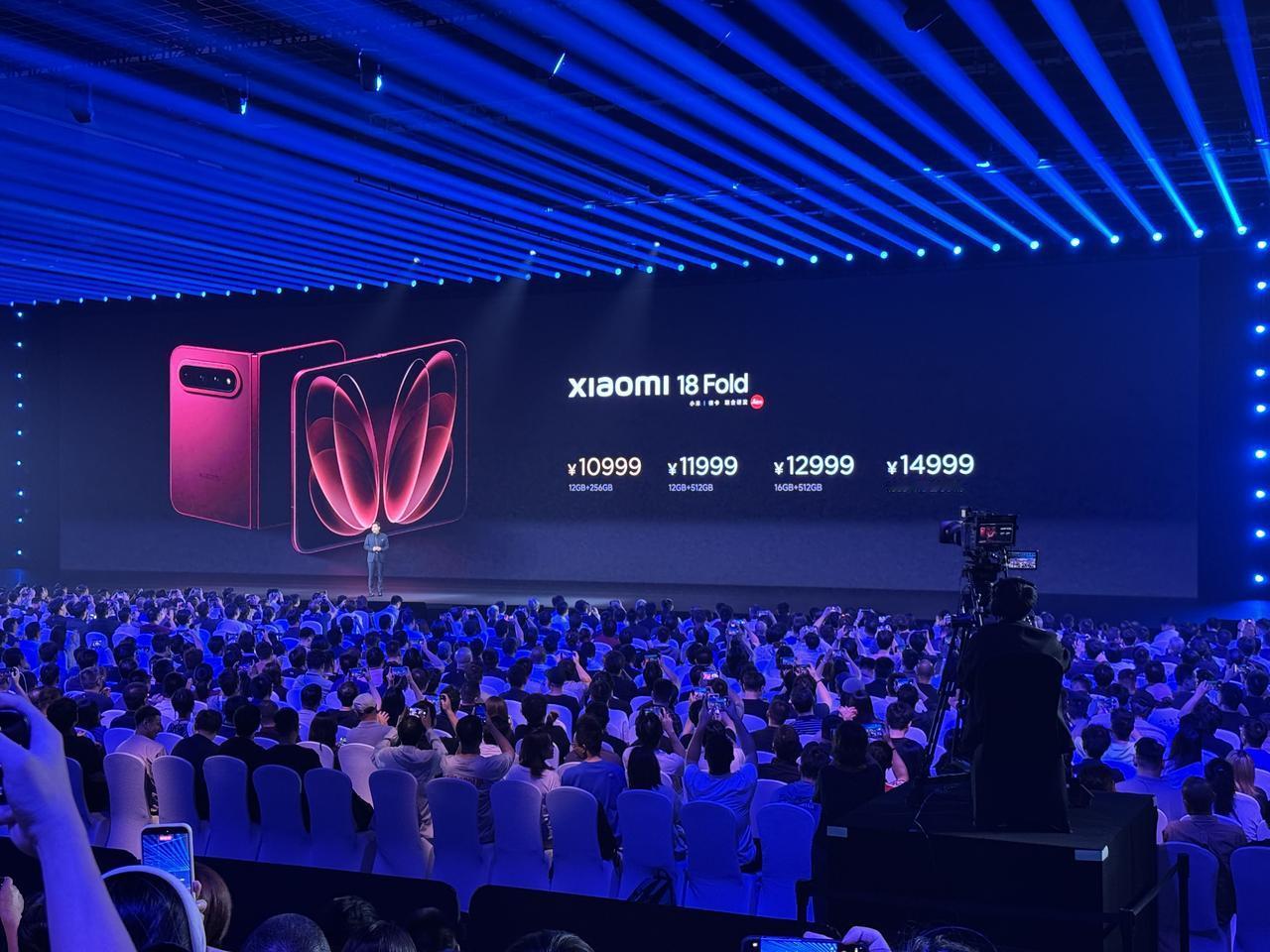 小米18 Fold来了，目前小米最高端的手机，5.38英寸外屏 + 7.58英寸