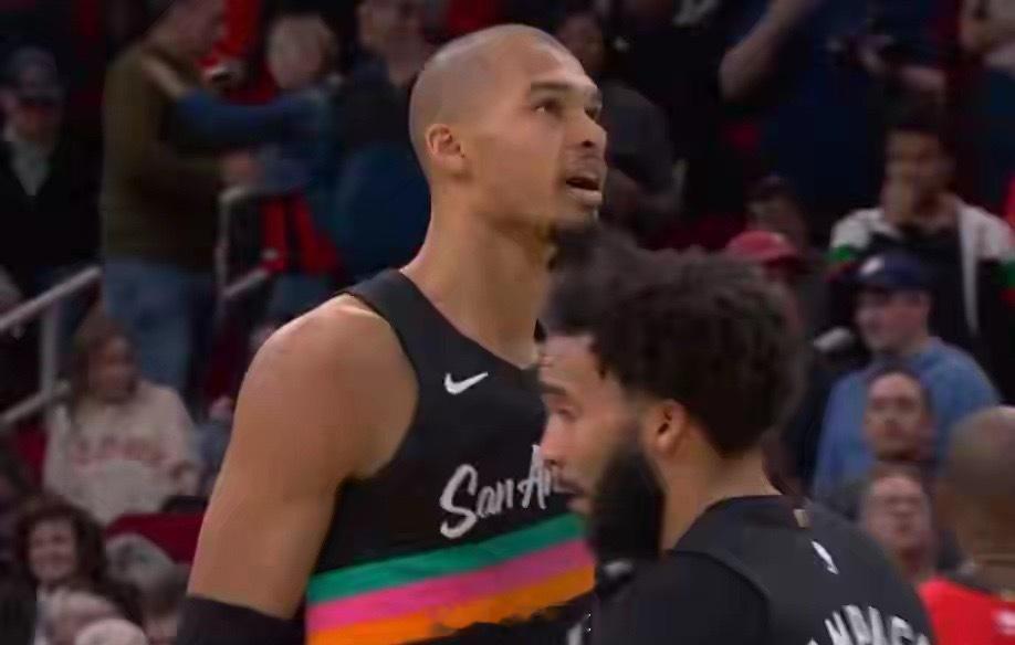 1月21日NBA常规赛，火箭队主场最多落后16分，以111-106逆转击败马刺队