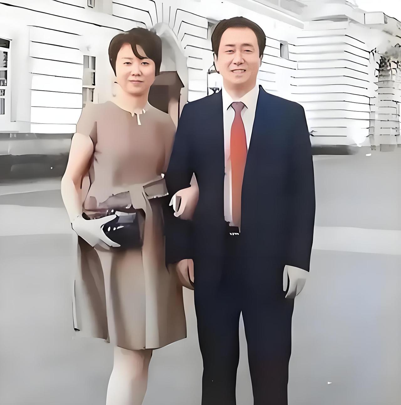 许家印两个儿子被抓挺过瘾的！他前妻还在国外逍遥呢。
8月20日，广东省深圳市中级