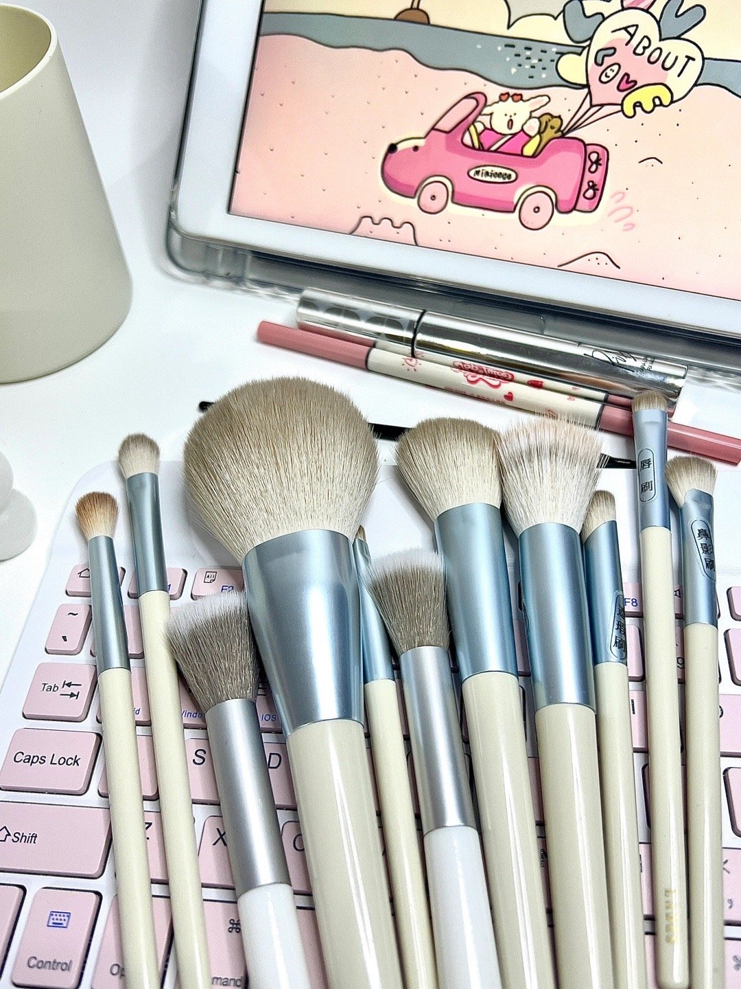 上个月入手了这款蓝蒂丝家的化妆刷，非常好用，这么奶fufu的颜值，软软绵绵的刷毛