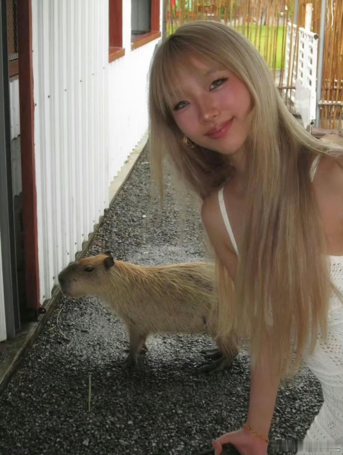 小S大女儿金发小麦肤色小s的女儿好美，笑起来阳光明媚的[爱慕] ​​​