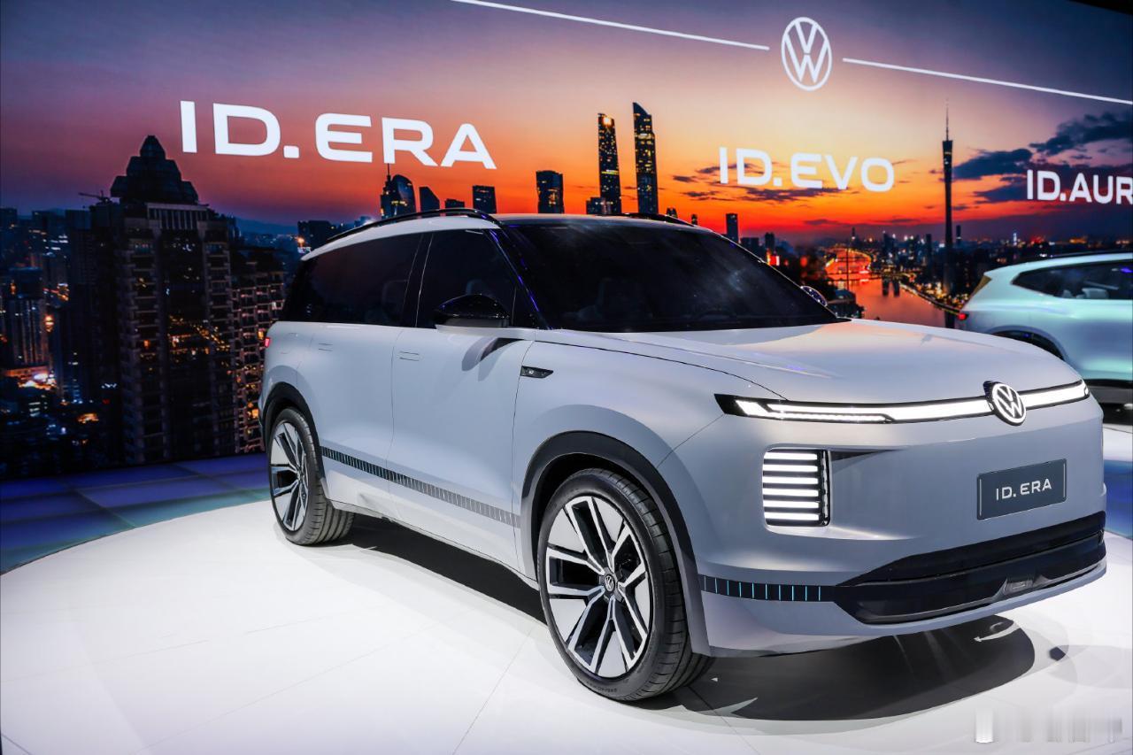 当ID.ERA的蝶翼门在展台灯光下缓缓升起时，我仿佛看见一只破晓时分的机械凤蝶正