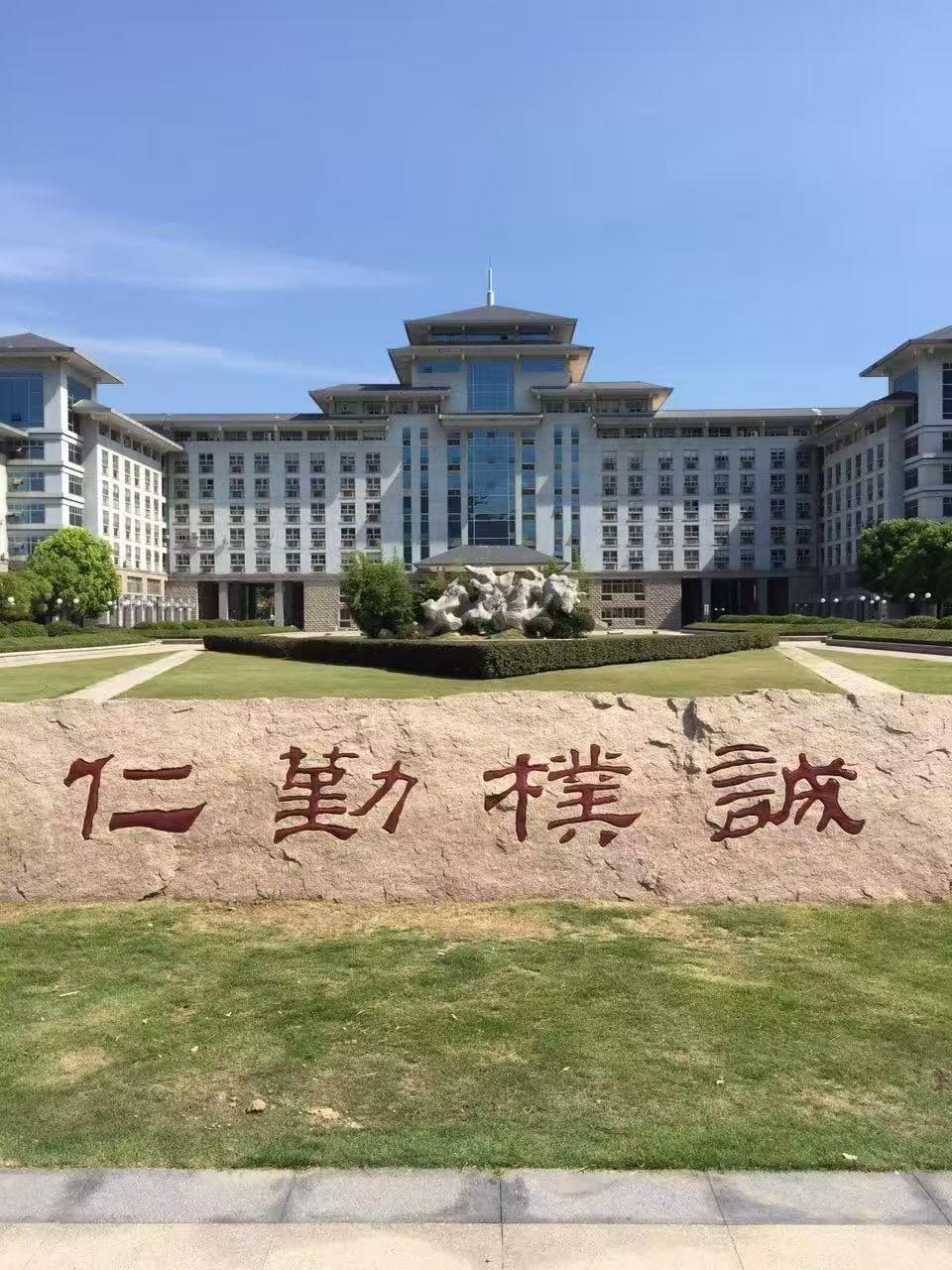 畧论交友之道（顾焕章）：

   人生需要两种类型的朋友，一是以文会友，也就是学