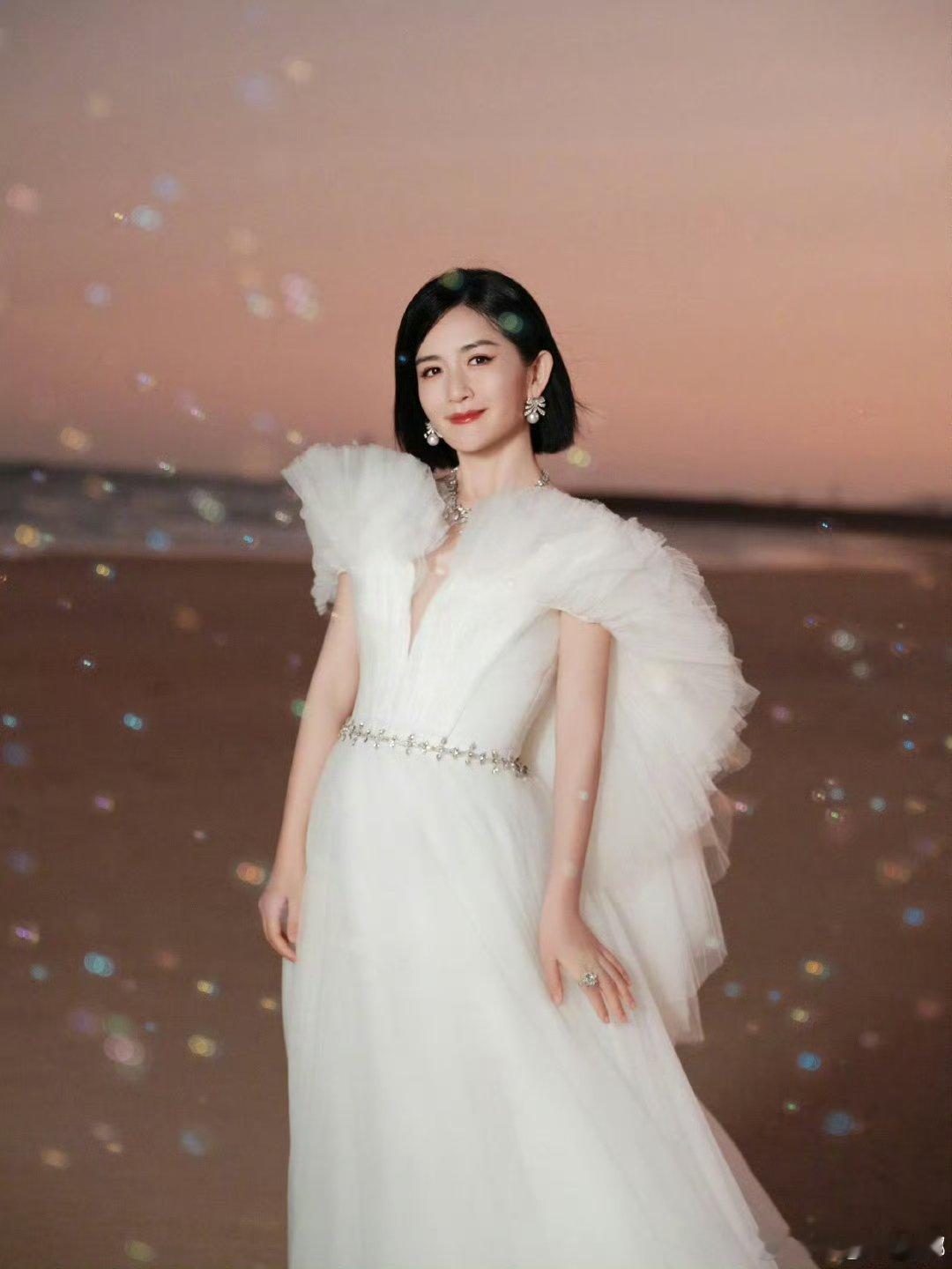 吴宣仪祝谢娜生日快乐吴宣仪谢娜一起乘风前行 祝我超爱的娜姐生日快乐！在乘风的舞台