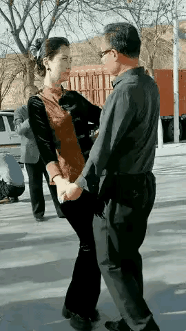 如果这女的是敌特，
她能把大叔渗透成筛子……