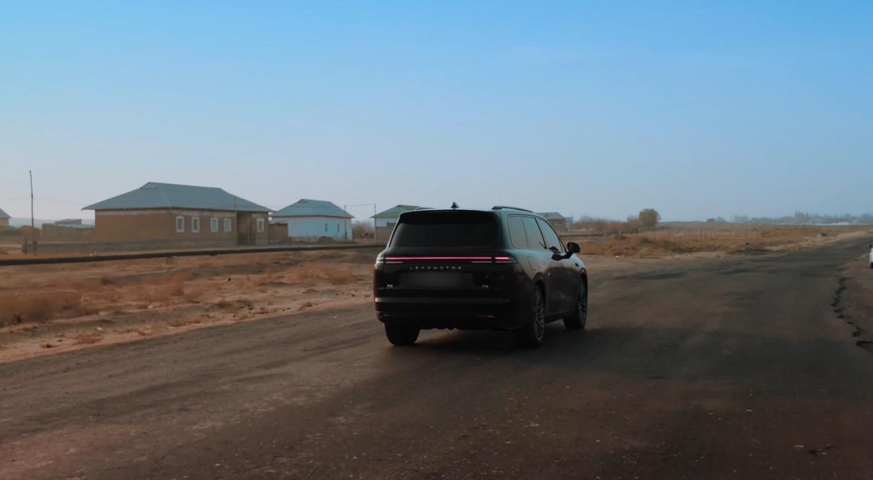 朋友转了个视频给我，问我C16的减震真有这么好吗，我点进去看怎么回事，原来是在中