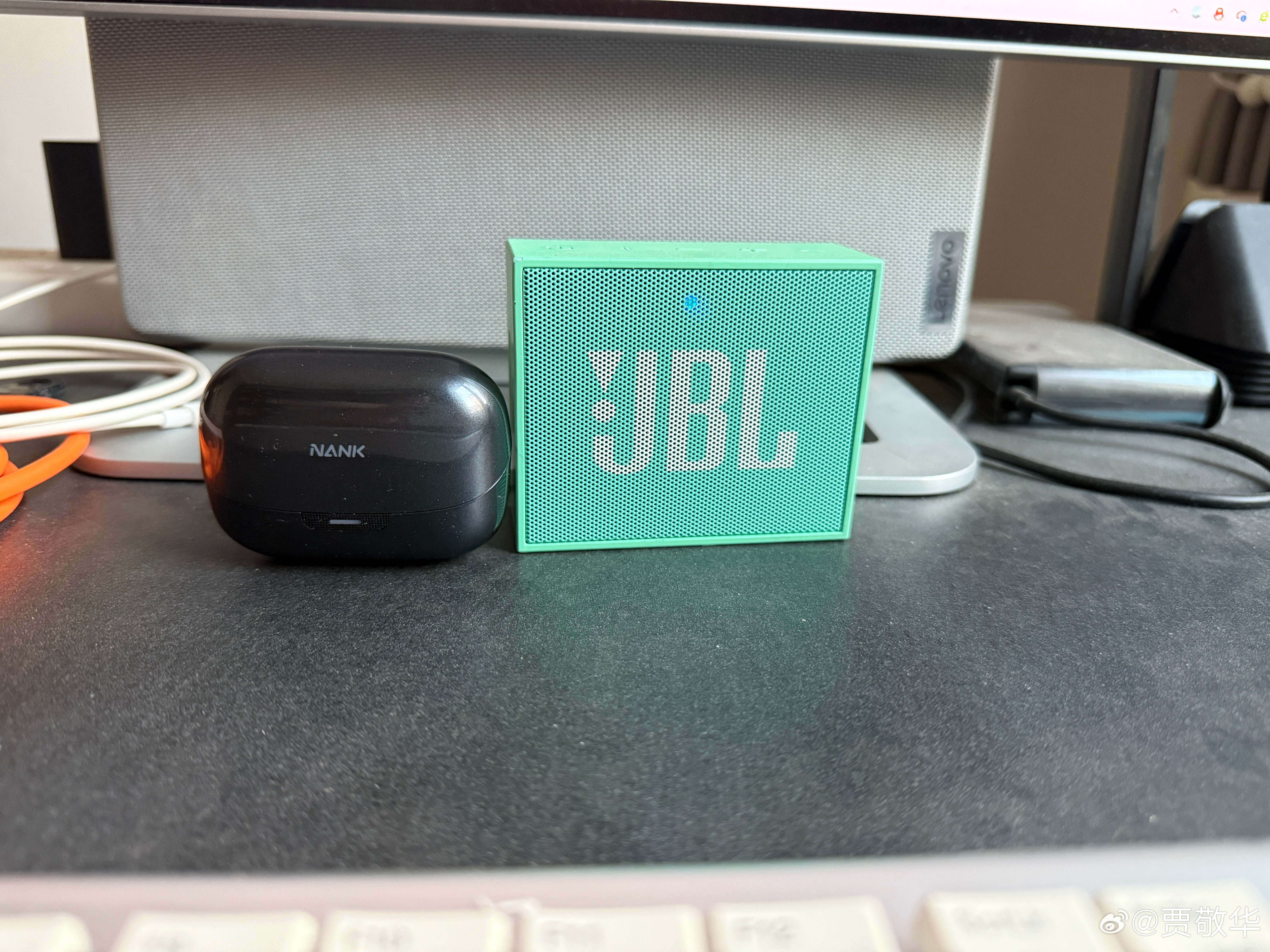 分别用蓝牙音箱和耳机听了半小时的音乐，还是音箱更舒服一些。不要小瞧JBL这个小音