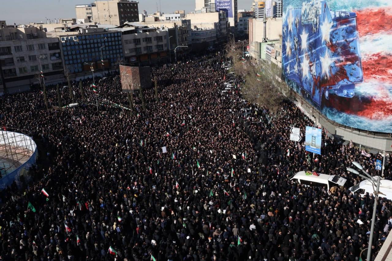 伊朗首都德黑兰的全体民众走上街头悼念阿亚图拉·哈梅内伊 