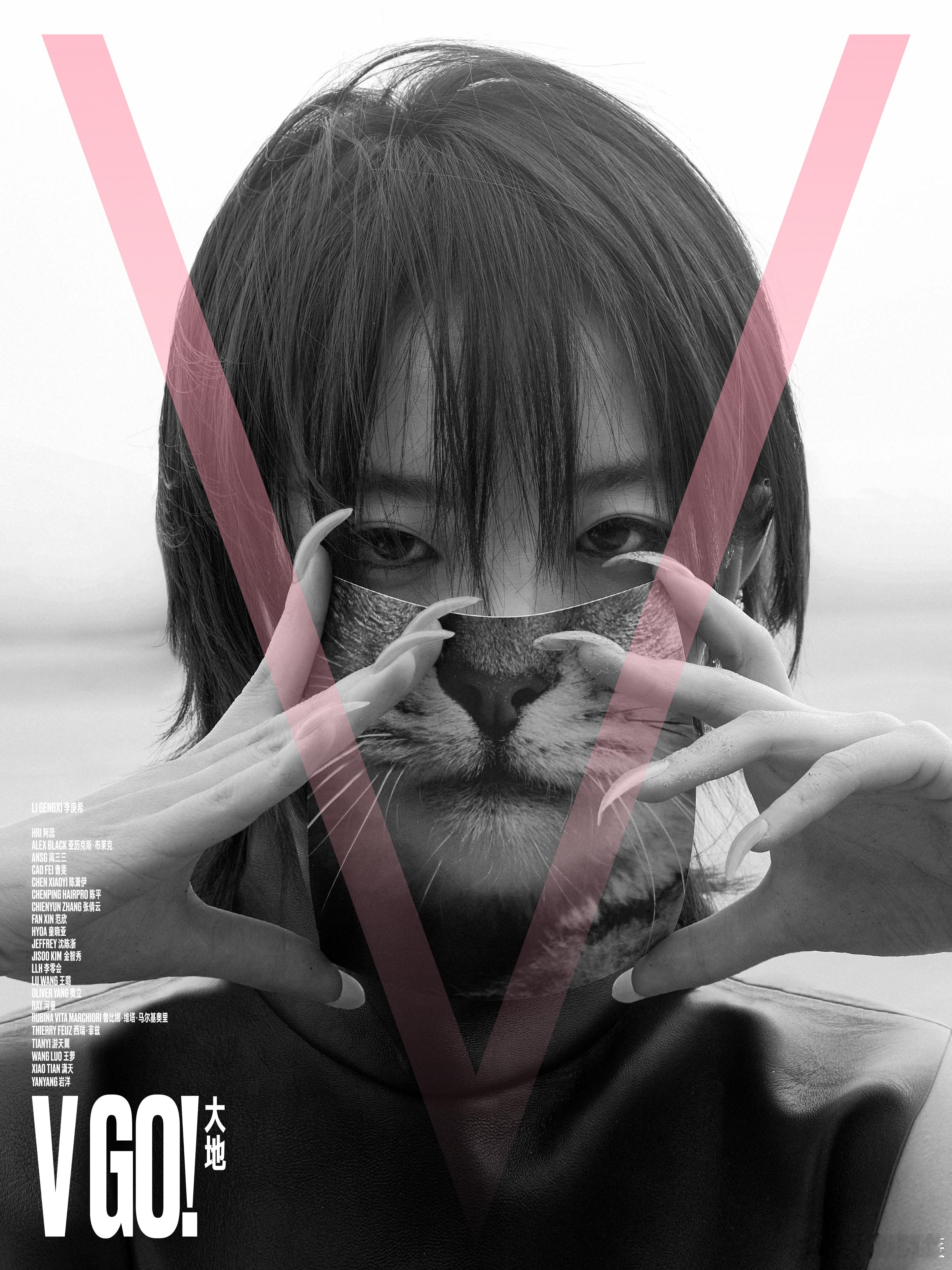 李庚希V中文版六月刊封面在这组主题的视觉大片里，化身泥地酷飒车手，挑战硬核越野摩