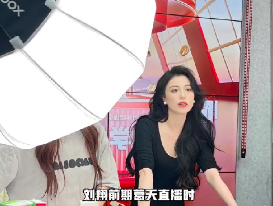 葛天直播被逼到破口大骂，罕见发怒诅咒挑事者，反被群众骂没素质
女演员葛天在直播间